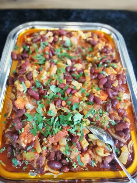 Lezzetli, baharatlı fasulye salatası servis tabağında