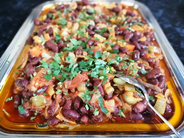 Lezzetli, baharatlı fasulye salatası servis tabağında