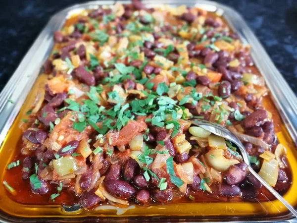 Lezzetli, baharatlı fasulye salatası servis tabağında