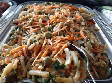 Lezzetli, baharatlı garnitür salatası servis tabağında