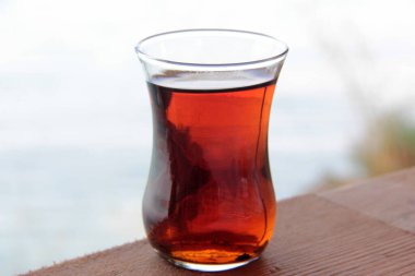 Çay bardağında taze demlenmiş Türk çayı.