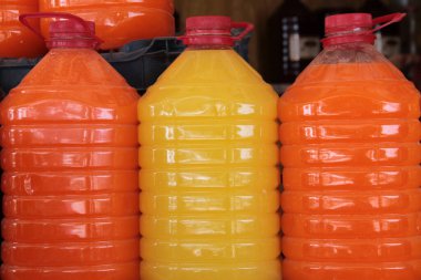 Taze sıkılmış buzlu meyve suyu.