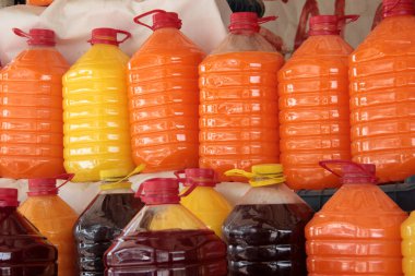 Taze sıkılmış buzlu meyve suyu.