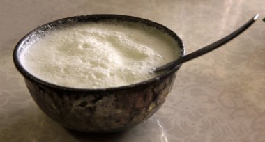 Doğal yoğurtla yapılan soğuk tereyağı.