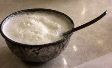 Doğal yoğurtla yapılan soğuk tereyağı.