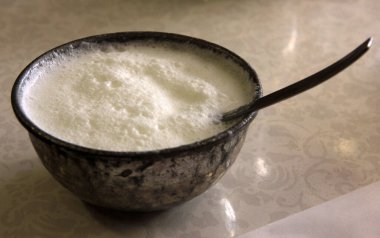 Doğal yoğurtla yapılan soğuk tereyağı.