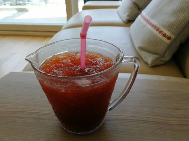 Taze sıkılmış buzlu meyve suyu.