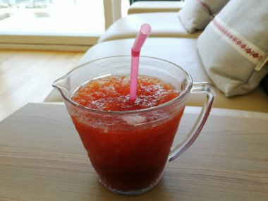 Taze sıkılmış buzlu meyve suyu.