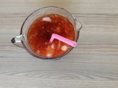 Taze sıkılmış buzlu meyve suyu.