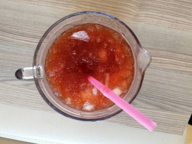 Taze sıkılmış buzlu meyve suyu.