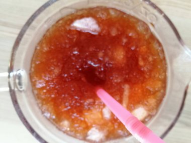 Taze sıkılmış buzlu meyve suyu.