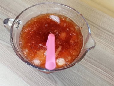 Taze sıkılmış buzlu meyve suyu.