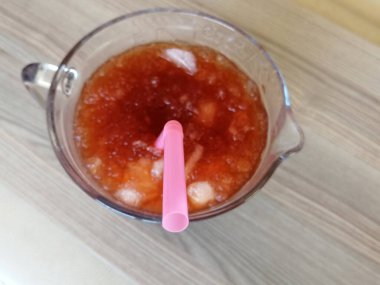 Taze sıkılmış buzlu meyve suyu.