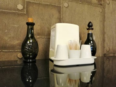 limon sosu, balzamik sos ve zeytinyağı.