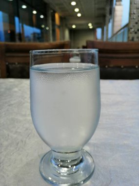 Soğuk ve doğal su bardakta duruyor.