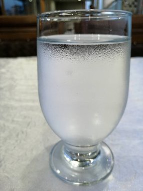 Soğuk ve doğal su bardakta duruyor.