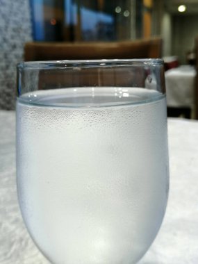 Soğuk ve doğal su bardakta duruyor.