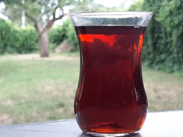 紅茶グラスで淹れたトルコ茶 — ストック写真