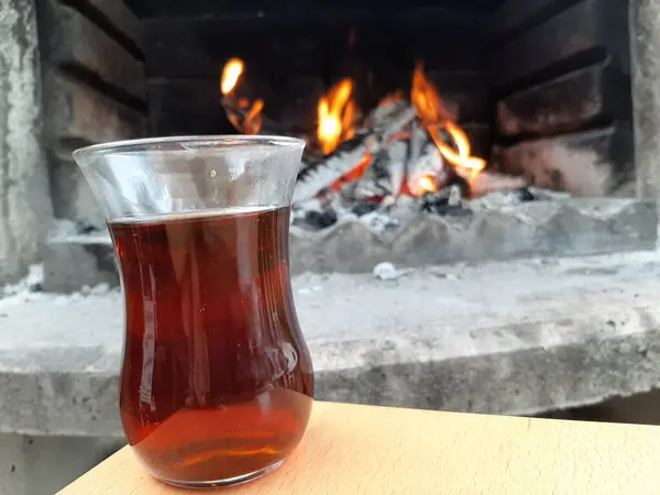 Çay Bardağında Taze Demlenmiş Türk Çayı — Stok fotoğraf