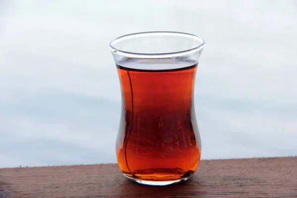 紅茶グラスで淹れたトルコ茶 — ストック写真