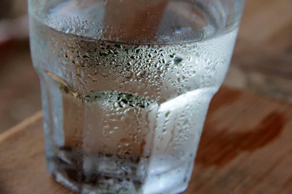 Koud Natuurlijk Water Het Glas — Stockfoto