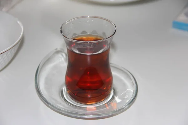 Çay Bardağında Taze Demlenmiş Türk Çayı — Stok fotoğraf