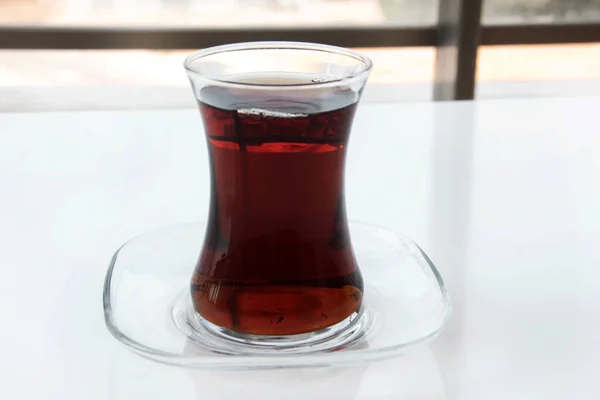 Çay Bardağında Taze Demlenmiş Türk Çayı — Stok fotoğraf