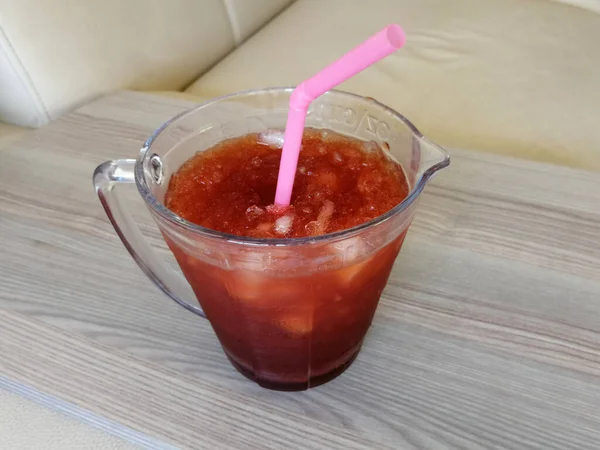 Taze sıkılmış buzlu meyve suyu.