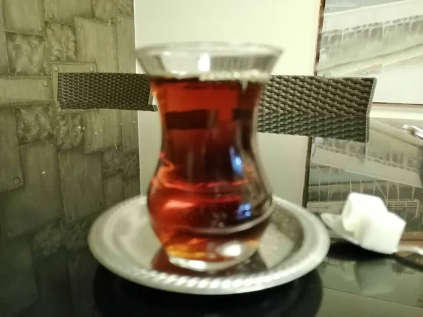 Çay Bardağında Taze Demlenmiş Türk Çayı — Stok fotoğraf