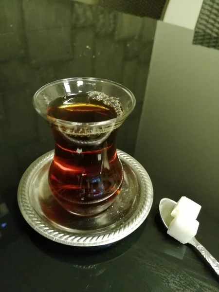 Τουρκικό Τσάι Που Παρασκευάζεται Πρόσφατα Ποτήρι Τσαγιού — Φωτογραφία Αρχείου