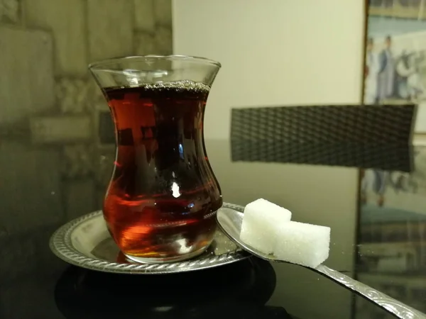 Çay Bardağında Taze Demlenmiş Türk Çayı — Stok fotoğraf