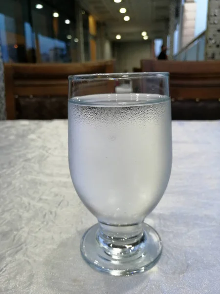 Kaltes Und Natürliches Wasser Glas — Stockfoto