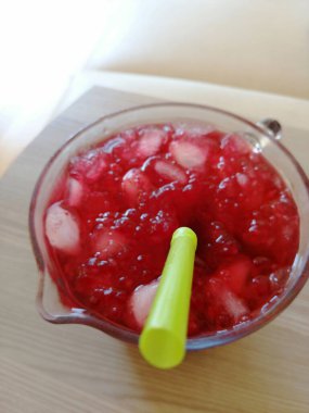 Taze sıkılmış buzlu meyve suyu.