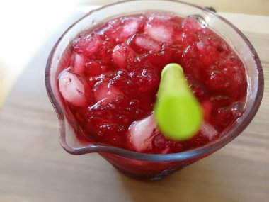 Taze sıkılmış buzlu meyve suyu.