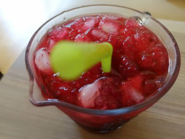 Taze sıkılmış buzlu meyve suyu.