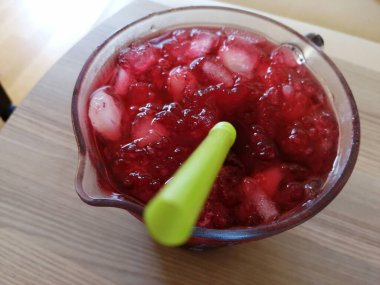 Taze sıkılmış buzlu meyve suyu.