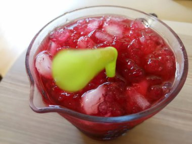 Taze sıkılmış buzlu meyve suyu.