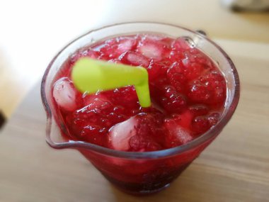 Taze sıkılmış buzlu meyve suyu.