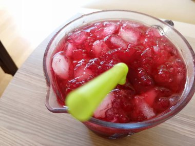 Taze sıkılmış buzlu meyve suyu.