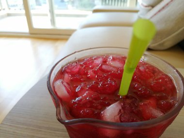 Taze sıkılmış buzlu meyve suyu.