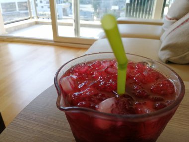 Taze sıkılmış buzlu meyve suyu.