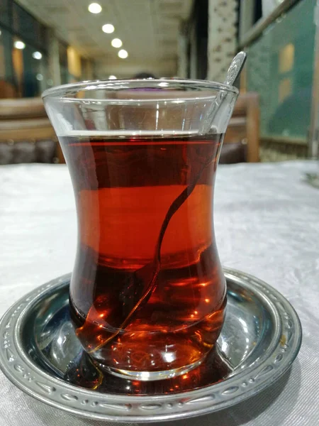 用茶杯新鲜煮的土耳其茶 — 图库照片