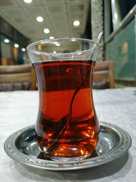 用茶杯新鲜煮的土耳其茶 — 图库照片