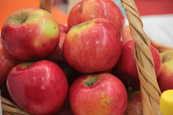 Свежие Органические Вкусные Богатые Витаминами Яблоки — стоковое фото