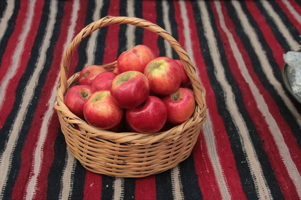 Fresh Organic Delicious Vitamin Rich Apple — Stock Photo, Image