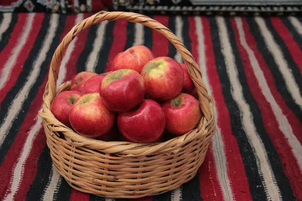 Fresh Organic Delicious Vitamin Rich Apple — Stock Photo, Image