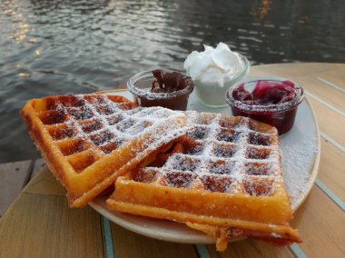 Servis tabağında nefis waffle 'lar