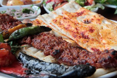 Tabakta lezzetli Adana kebapları ve salatalar