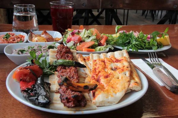 Tabakta lezzetli Adana kebapları ve salatalar