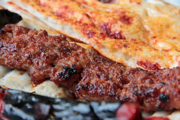 Vynikající Adana Kebaby Saláty Talíři — Stock fotografie